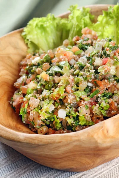 Tabbouleh, doğranmış sebzeler, buğday böğürtlenleri ve zeytinyağı içeren klasik bir Arap yemeği..