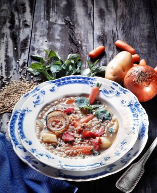 Domuz pastırmalı, soğanlı, havuçlu ve diğer sebzeli tereyağlı fasulye çorbası..