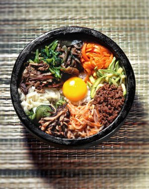 Yukarıdan görülmüş yumurta ve sebzeli Japon yemeği.