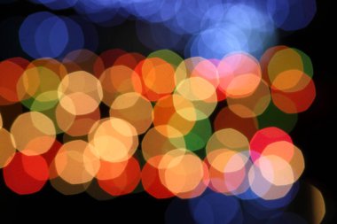 Siyah arkaplandaki renkli ve bulanık ışıkların dokusu.