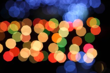 Siyah arkaplandaki renkli ve bulanık ışıkların dokusu.