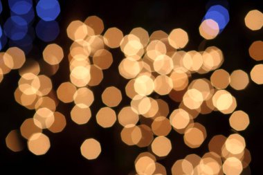 Siyah arkaplandaki renkli ve bulanık ışıkların dokusu.