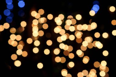 Siyah arkaplandaki renkli ve bulanık ışıkların dokusu.