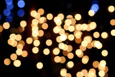 Siyah arkaplandaki renkli ve bulanık ışıkların dokusu.