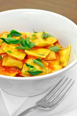 Domates ve fesleğen soslu peynirli ravioli.