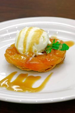 Vanilyalı turta ve karamel soslu.