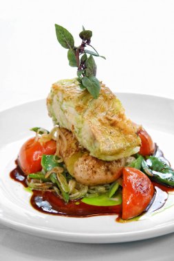 Doğu soslu haşlanmış patates ve sebzeli morina filetosu.