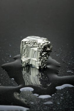 Pyrite, koyu arkaplanda bir Brezilya mücevheri..