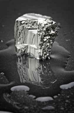 Pyrite, koyu arkaplanda bir Brezilya mücevheri..