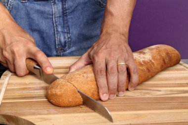 Zanaatkar ekmeği hemen yemek için dilimleniyor..