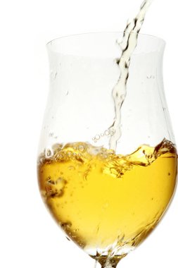 Kristal şarap kadehi beyaz şarap servisi için kullanılıyor.