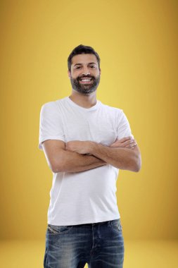 Stüdyoda sıradan erkek modası fotoşopları.