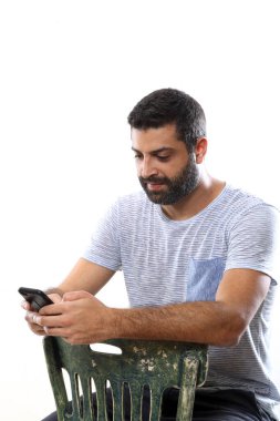 Stüdyoda sıradan erkek modası fotoşopları.