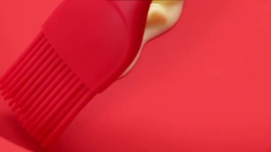 Tereyağlı, yumurtalı, şekerli ve karıştırıcılı kek hamuru yapmak için adım adım talimatlar).