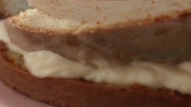 Bir şef vanilya kremalı ve kremalı lezzetli bir pasta hazırlıyor..