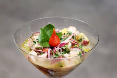 Ceviche, çiğ balık, kaplan sütü, biber ve limonlu klasik Peru yemeği..