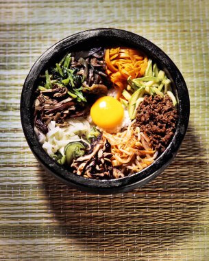 Mantarlı, salatalıklı, yumurtalı ve öğütülmüş bir doğu yemeği..