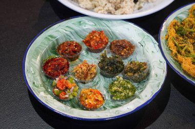 Sambal ile Endonezya Kızarmış Tabakları (Penyetan), 5 Kasım 2025 tarihinde yakalandı. Çıtır tavuk, soya peyniri ve baharatlı sambal, otantik yerel sokak yemekleri görselleri.