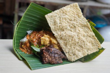 Nasi Pecel Madiun, 16 Kasım 2025 'te yakalandı. Taze sebze, baharatlı fıstık sosu, sığır ciğeri ve çıtır kraker ile servis edilen pilav, klasik Endonezya yemeği.