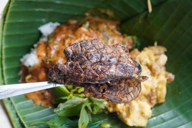 Nasi Pecel Madiun, 16 Kasım 2025 'te yakalandı. Taze sebze, baharatlı fıstık sosu, sığır ciğeri ve çıtır kraker ile servis edilen pilav, klasik Endonezya yemeği.