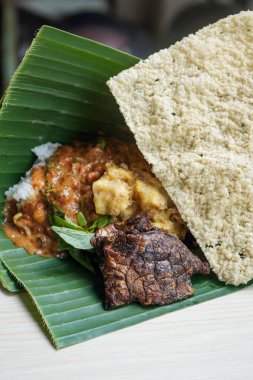 Nasi Pecel Madiun, 16 Kasım 2025 'te yakalandı. Taze sebze, baharatlı fıstık sosu, sığır ciğeri ve çıtır kraker ile servis edilen pilav, klasik Endonezya yemeği.