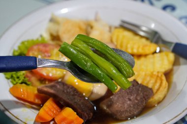 Selat Lidah, 16 Kasım 2025 'te yakalandı. Cava soslu haşlanmış sığır dili, buğulanmış sebze, patates, marul ve haşlanmış yumurta, klasik Central Java yemeği görselleri.