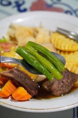 Selat Lidah, 16 Kasım 2025 'te yakalandı. Cava soslu haşlanmış sığır dili, buğulanmış sebze, patates, marul ve haşlanmış yumurta, klasik Central Java yemeği görselleri.