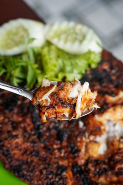 Izgara Red Snapper, taze balık aromatik baharatlar, limon ve sambal, canlı Endonezya kıyı tatları ile kavrulmuş.