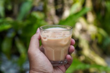 Buzlu sütlü kahve, yumuşak espresso, kremalı süt dengesi, ve ferahlatıcı soğuk, popüler Endonezya kahvesi temiz modern sunum ve günlük yaşam tarzı cazibesi ile