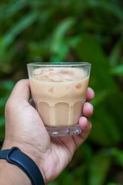 Buzlu sütlü kahve, yumuşak espresso, kremalı süt dengesi, ve ferahlatıcı soğuk, popüler Endonezya kahvesi temiz modern sunum ve günlük yaşam tarzı cazibesi ile