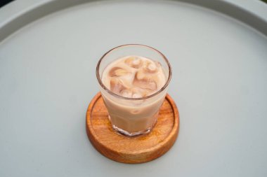 Buzlu sütlü kahve, yumuşak espresso, kremalı süt dengesi, ve ferahlatıcı soğuk, popüler Endonezya kahvesi temiz modern sunum ve günlük yaşam tarzı cazibesi ile