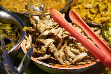 Endonezya yemekleri, canlı ev yapımı tatlar, karışık sebzeler, kızarmış balık, lezzetli mezeler, ve kırsal pazar tarzı sunum, iştah açıcı dokulara sahip zengin kültürel mutfak görselleri.