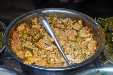 Endonezya yemekleri, canlı ev yapımı tatlar, karışık sebzeler, kızarmış balık, lezzetli mezeler, ve kırsal pazar tarzı sunum, iştah açıcı dokulara sahip zengin kültürel mutfak görselleri.