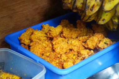 Endonezya yemekleri, canlı ev yapımı tatlar, karışık sebzeler, kızarmış balık, lezzetli mezeler, ve kırsal pazar tarzı sunum, iştah açıcı dokulara sahip zengin kültürel mutfak görselleri.