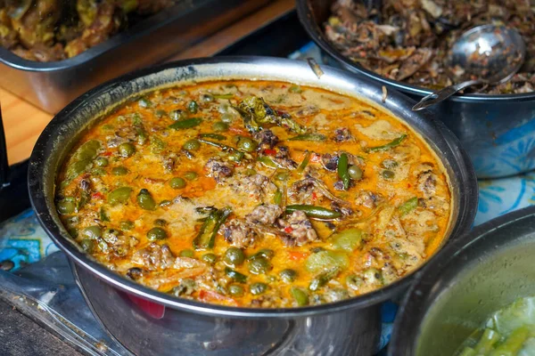 Endonezya yemekleri, canlı ev yapımı tatlar, karışık sebzeler, kızarmış balık, lezzetli mezeler, ve kırsal pazar tarzı sunum, iştah açıcı dokulara sahip zengin kültürel mutfak görselleri.