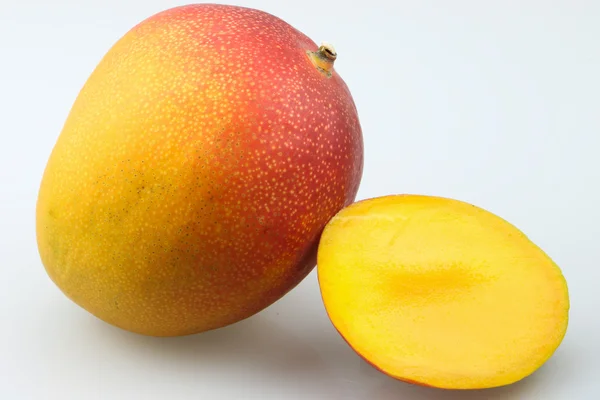 One single fresh healthy mango and a slice — Stock Photo, Image