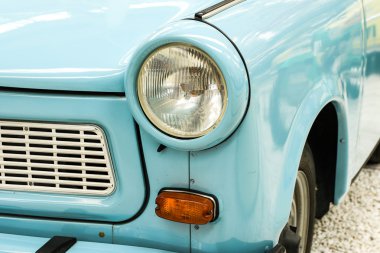 Mavi retro veya vintage araba ile ışık ve ızgara