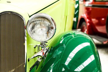 ışıklar ve ızgara ile yeşil retro veya antika araba