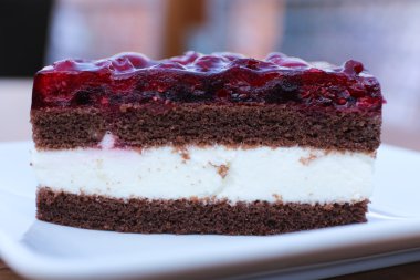 tek tek frambuazlı pasta beyaz krema ile