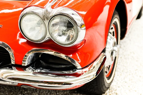 Carro retrô ou vintage vermelho com luzes e grill — Fotografia de Stock