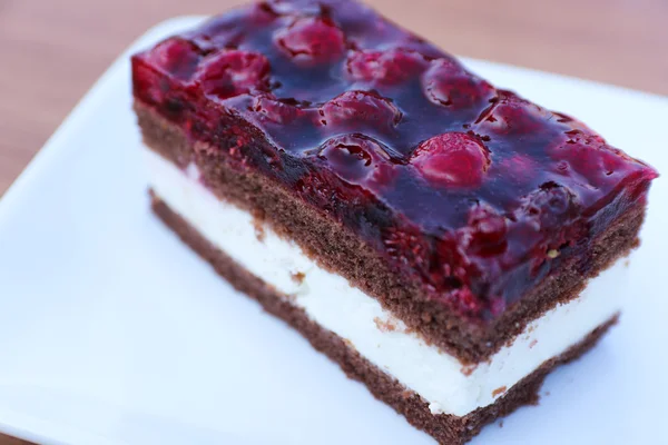 One single raspberry cake with white cream — Stock Photo, Image
