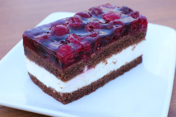 Μία ενιαία raspberry κέικ με λευκή κρέμα — Φωτογραφία Αρχείου
