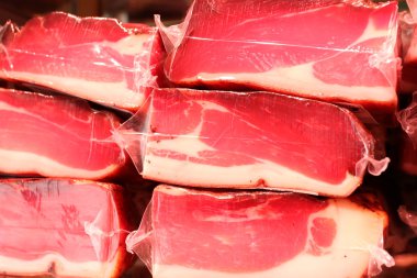 füme bla orman jambon bir yiyecek dükkanı teklif olarak paketlenmiş