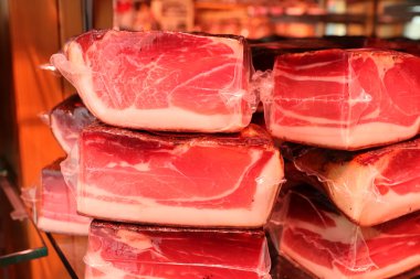 füme bla orman jambon bir yiyecek dükkanı teklif olarak paketlenmiş