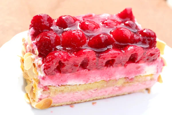 Delicious slice raspberry cake with fresh fruits and cream — Stock Photo, Image