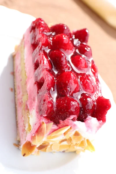Delicious slice raspberry cake with fresh fruits and cream — Stock Photo, Image