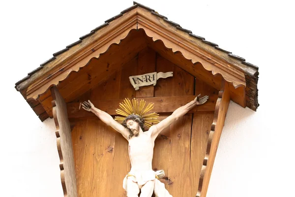 Heilige jesus kruis in een klein huisje met een dak — Stockfoto