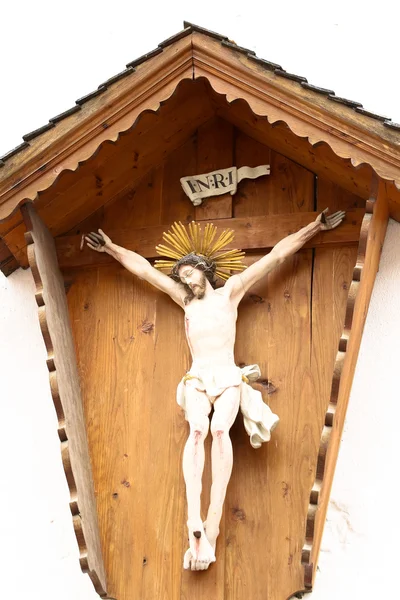 Heilige jesus kruis in een klein huisje met een dak — Stockfoto