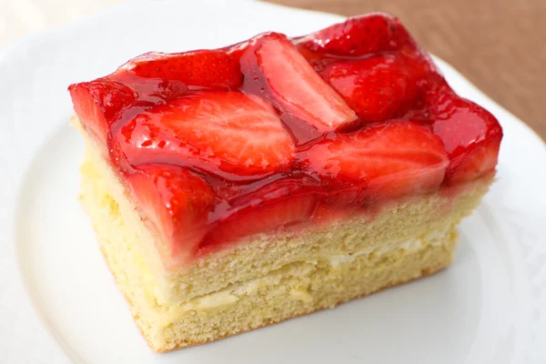 Delicioso bolo de morango vermelho com frutas frescas — Fotografia de Stock