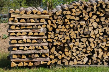 kahverengi yangın ahşap yığılmış